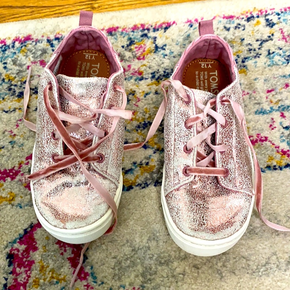 Tom’s pink metallic lace up shoes